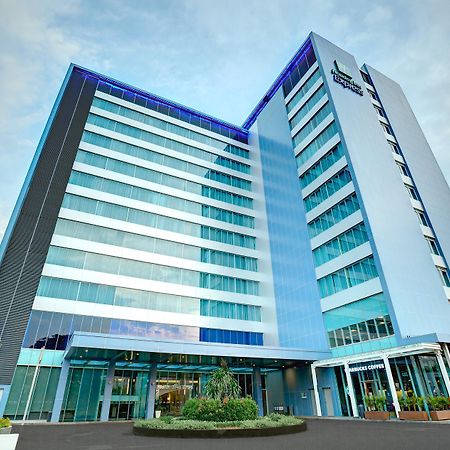 Holiday Inn Express Jakarta International Expo By Ihg Екстериор снимка