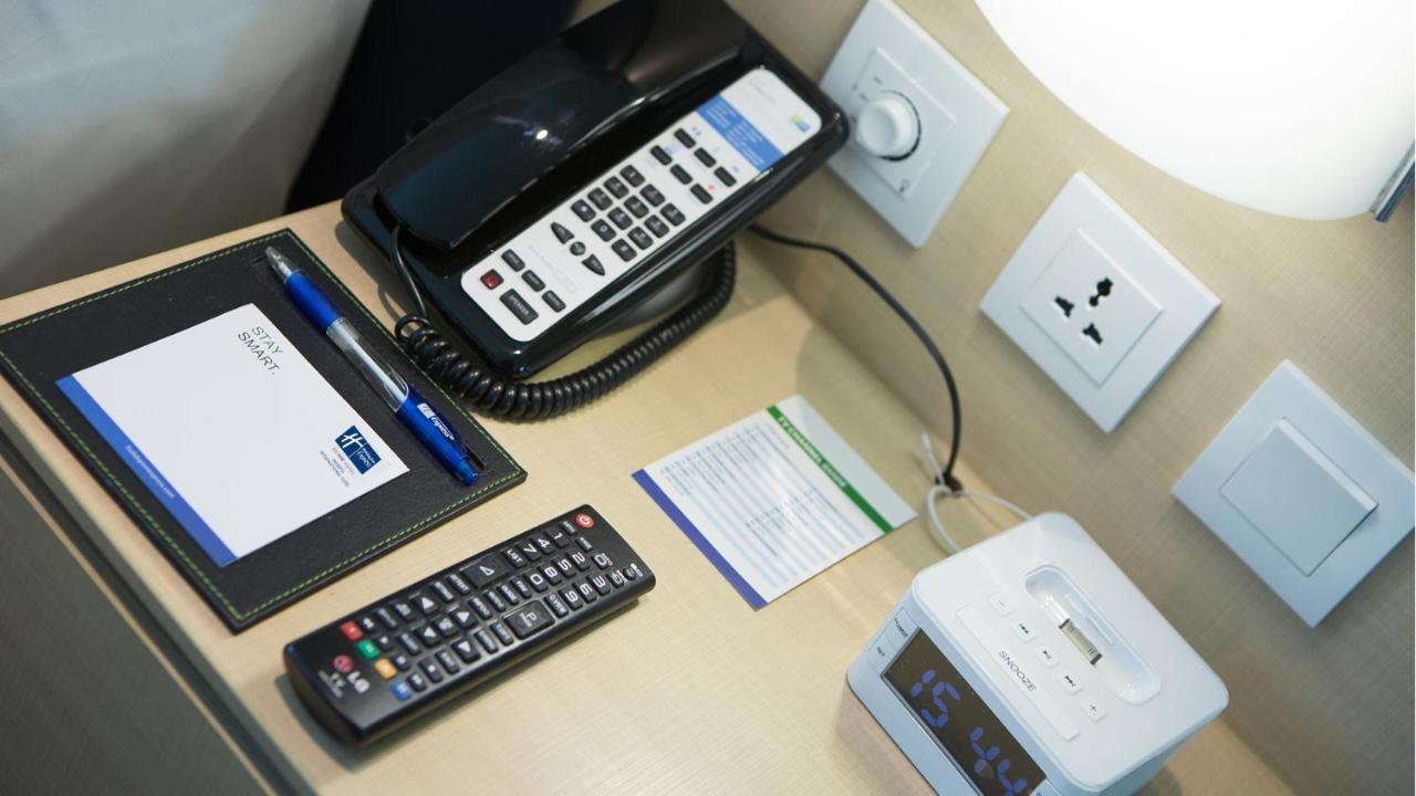 Holiday Inn Express Jakarta International Expo By Ihg Екстериор снимка
