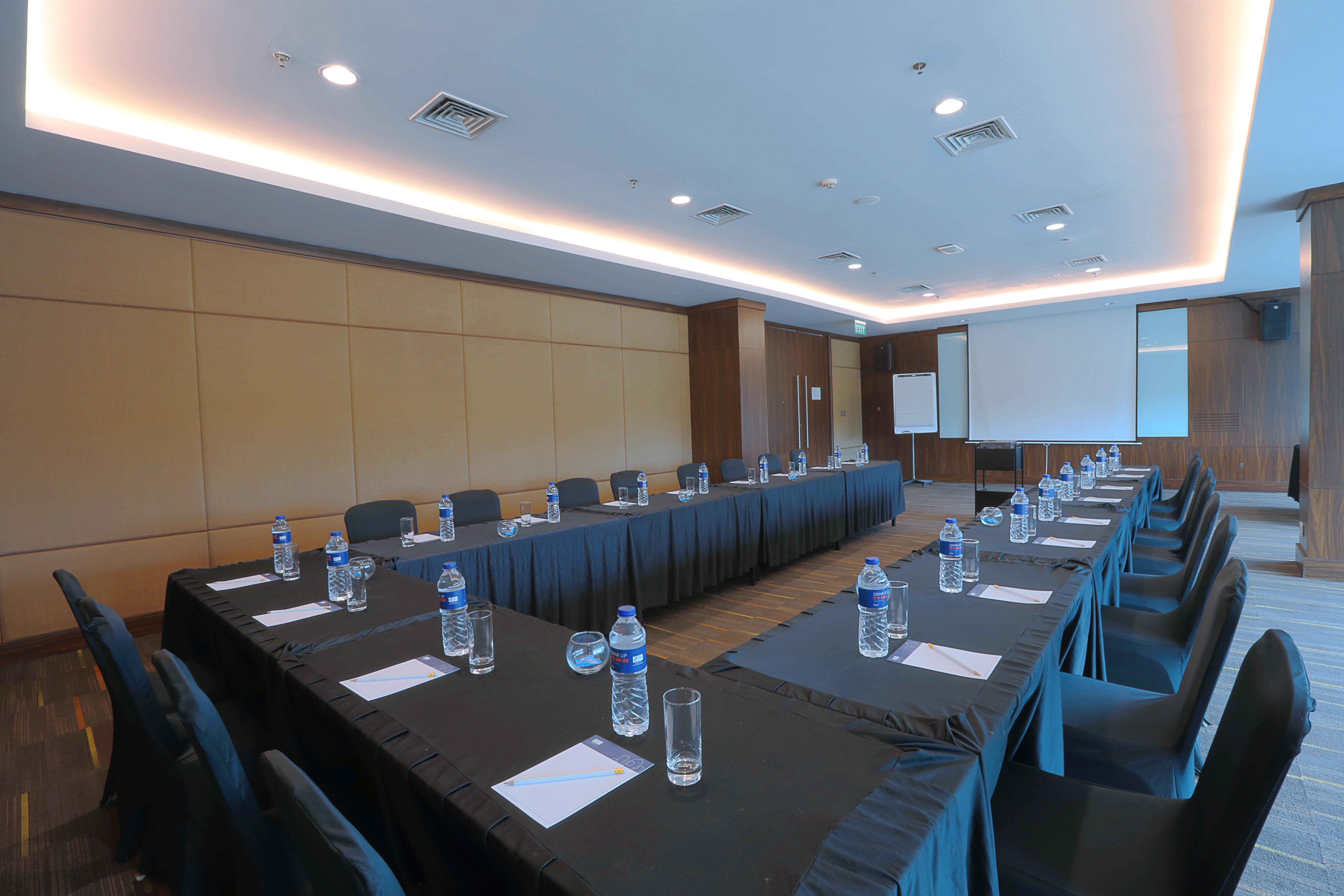Holiday Inn Express Jakarta International Expo By Ihg Екстериор снимка