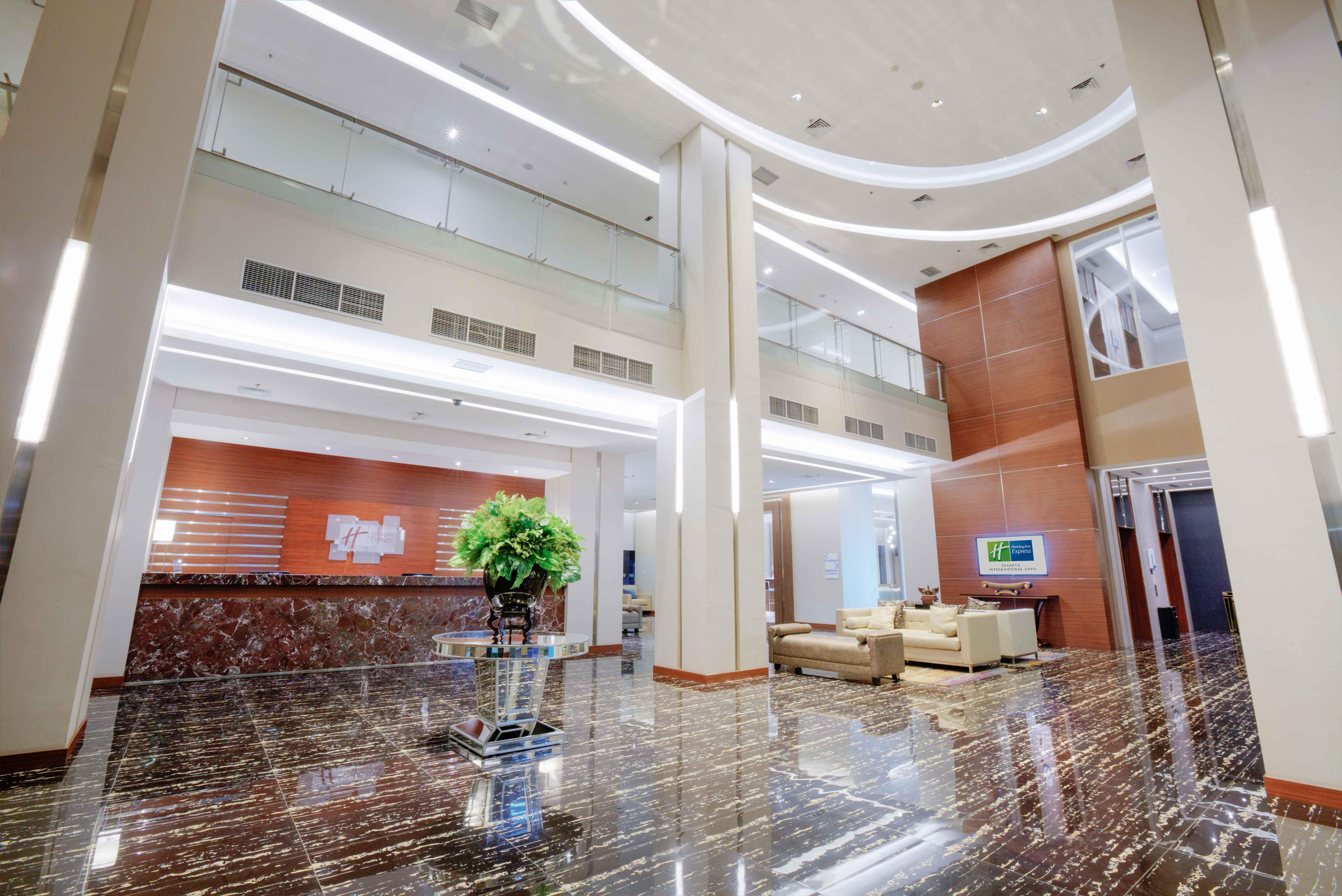 Holiday Inn Express Jakarta International Expo By Ihg Екстериор снимка