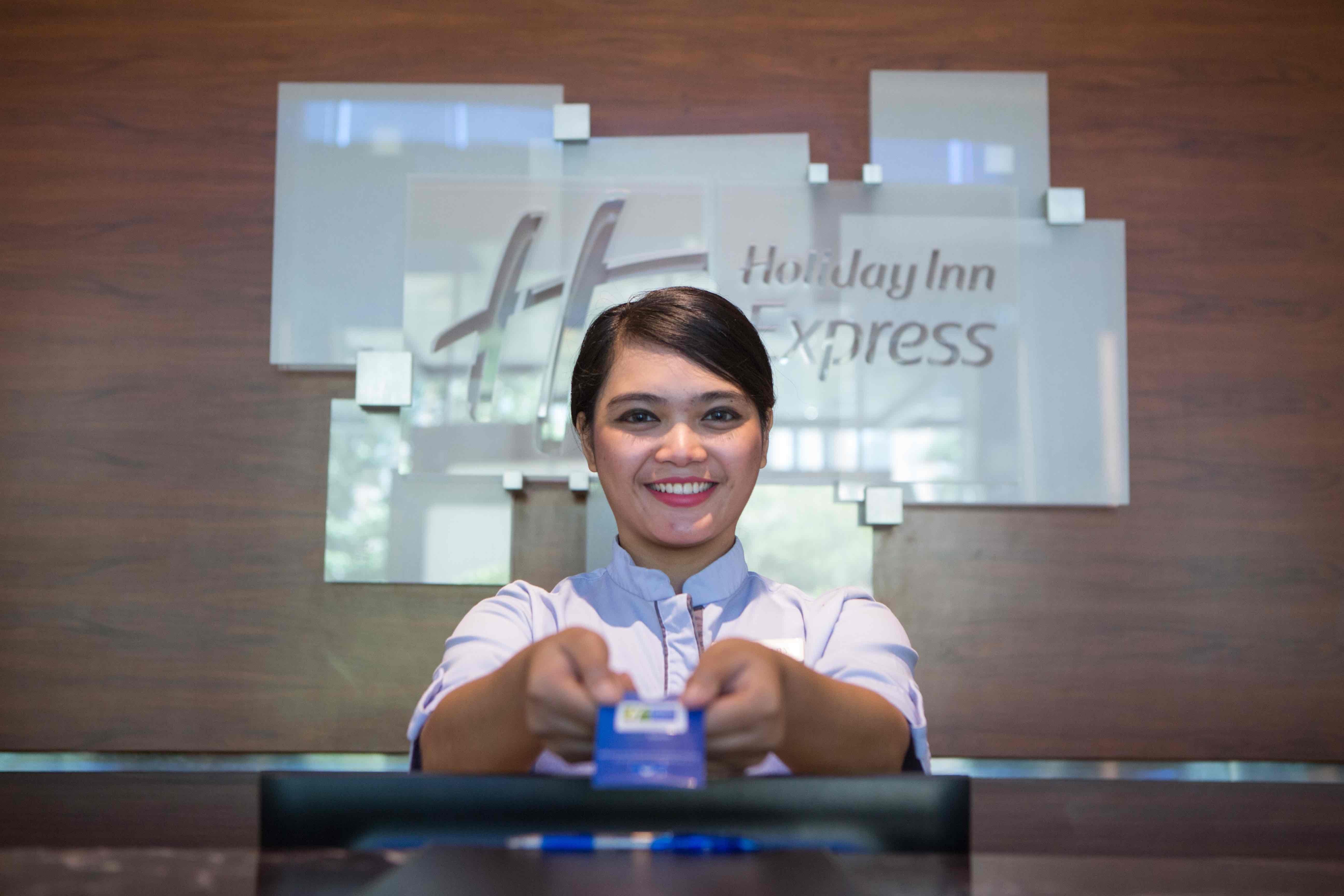 Holiday Inn Express Jakarta International Expo By Ihg Екстериор снимка