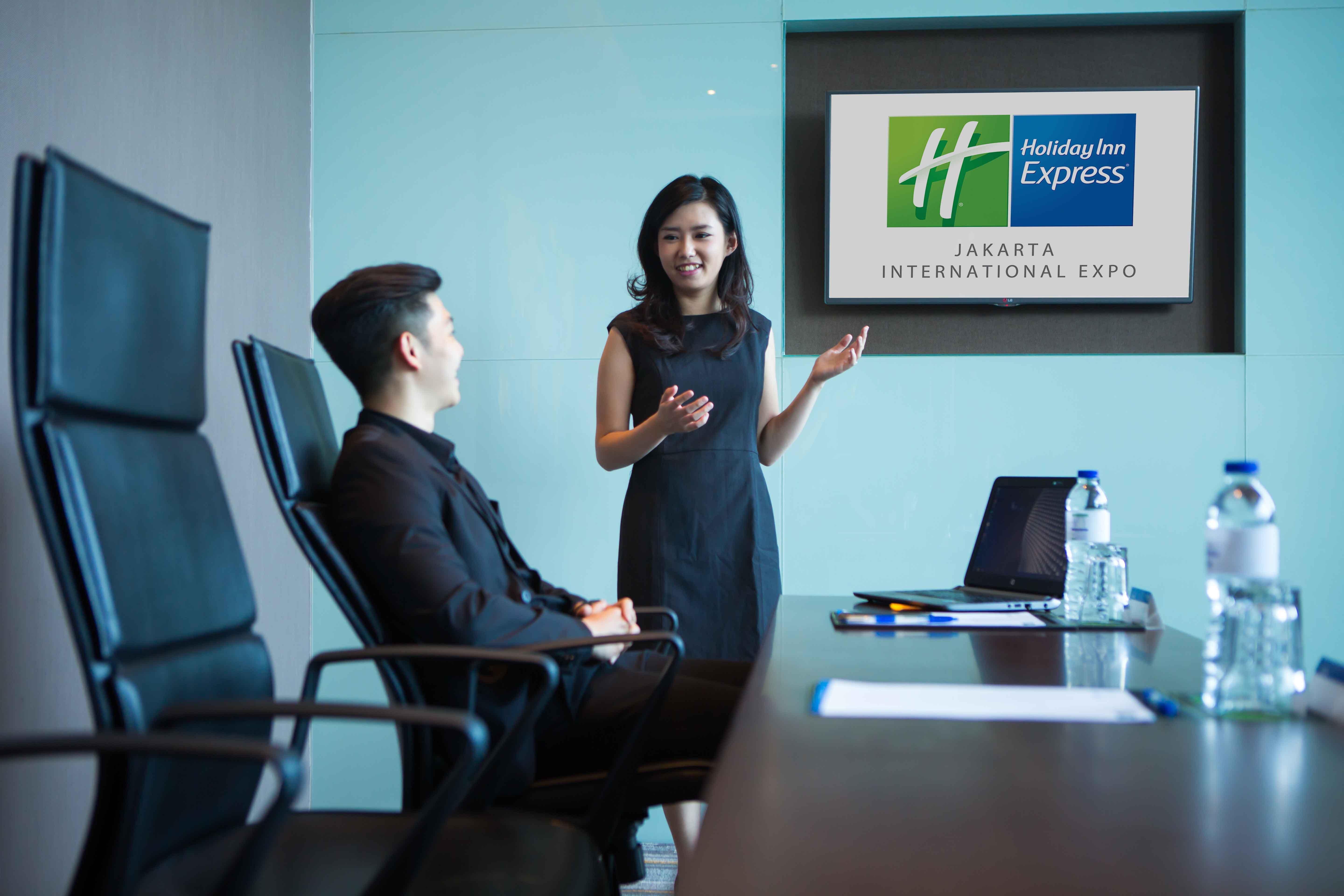 Holiday Inn Express Jakarta International Expo By Ihg Екстериор снимка