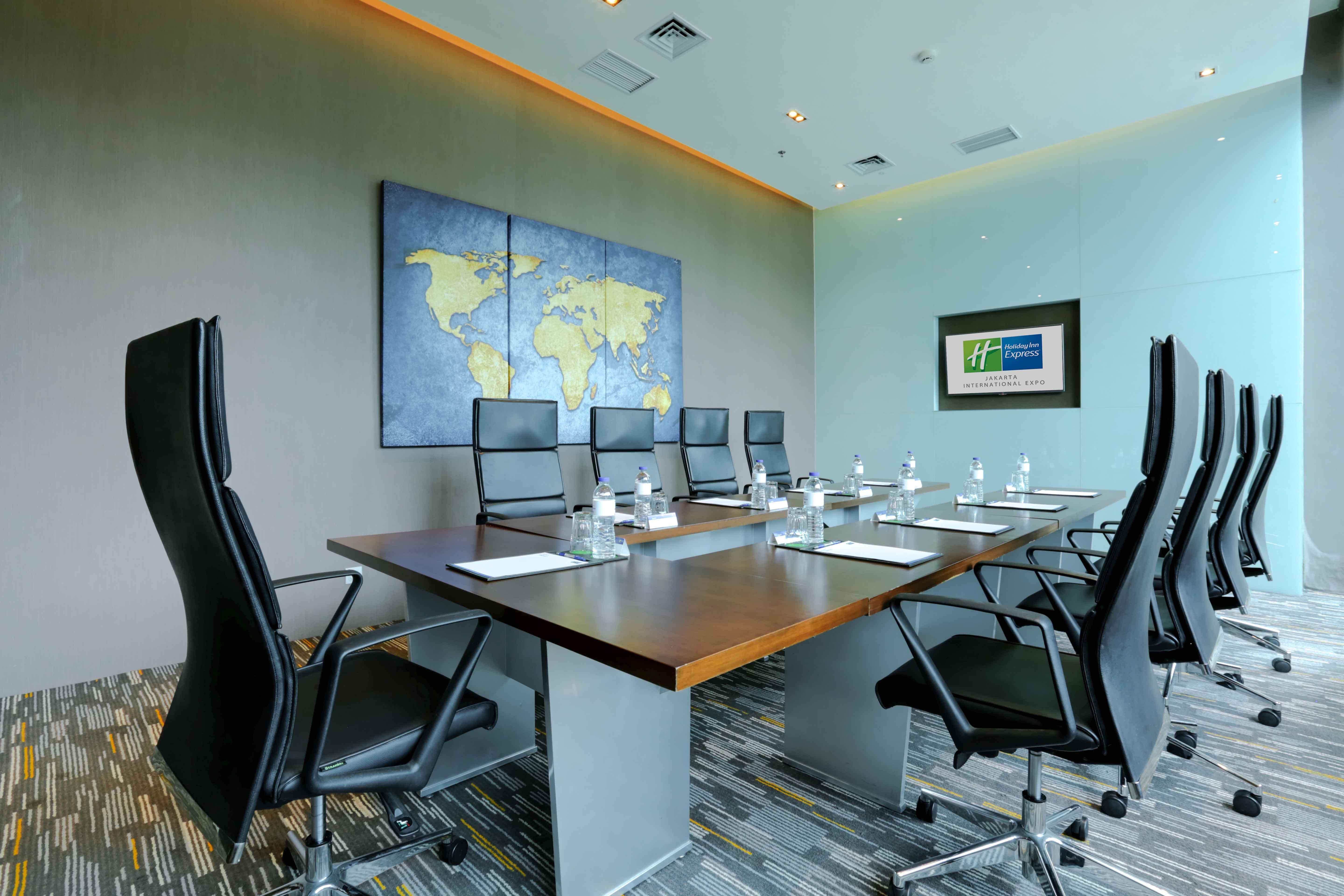 Holiday Inn Express Jakarta International Expo By Ihg Екстериор снимка