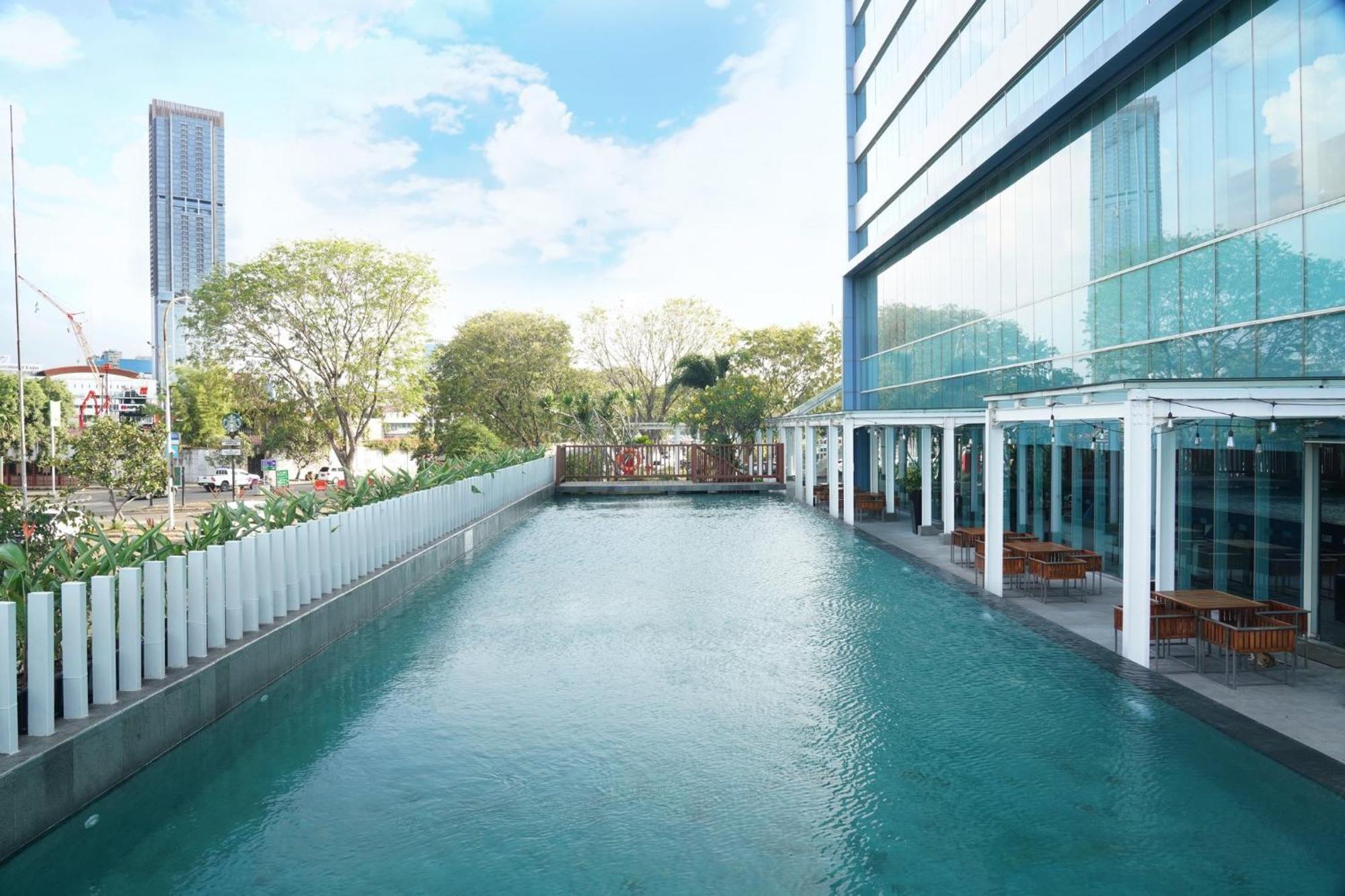 Holiday Inn Express Jakarta International Expo By Ihg Екстериор снимка