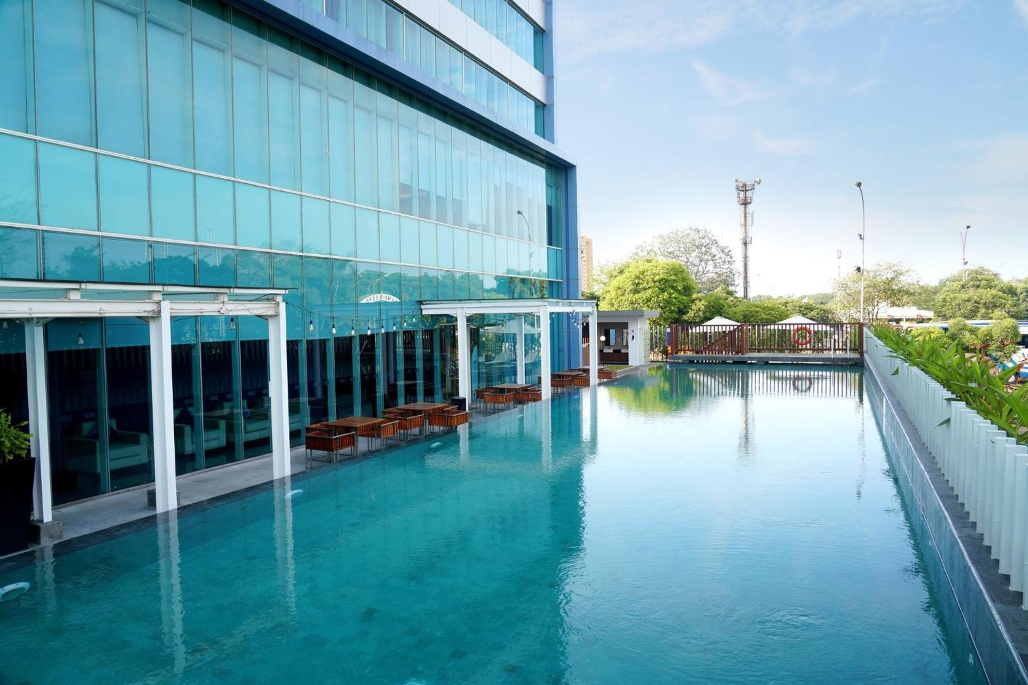 Holiday Inn Express Jakarta International Expo By Ihg Екстериор снимка