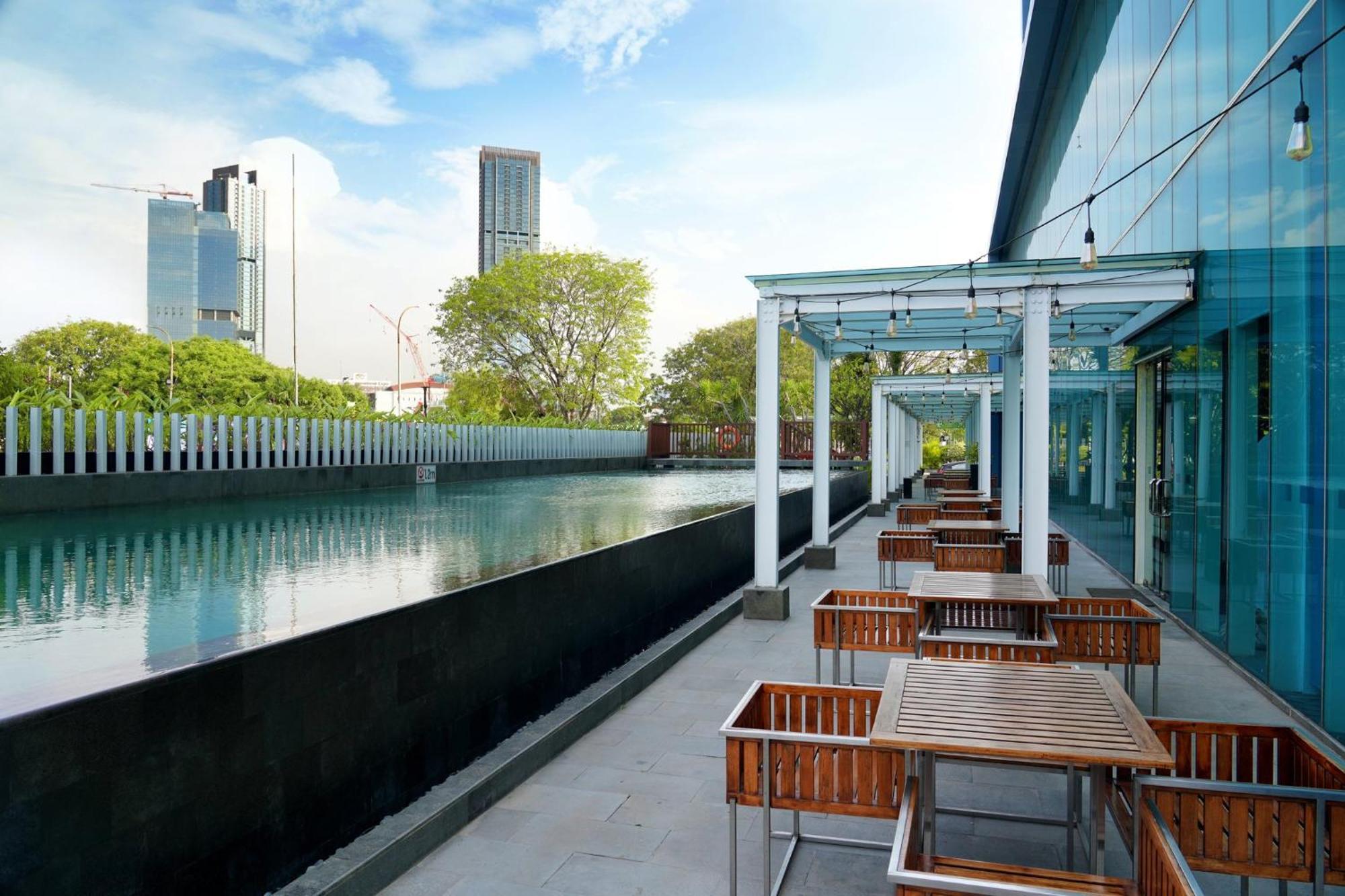 Holiday Inn Express Jakarta International Expo By Ihg Екстериор снимка