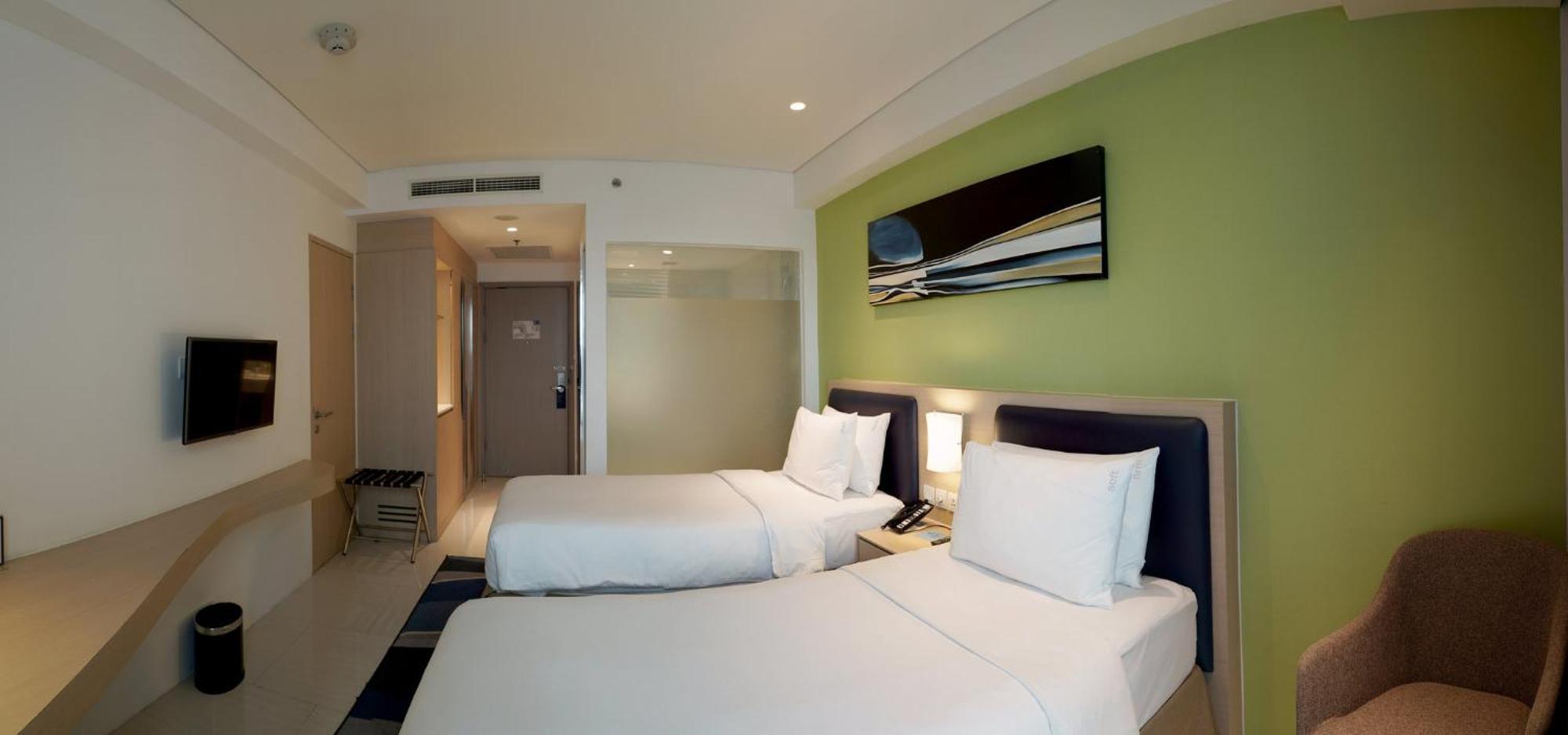 Holiday Inn Express Jakarta International Expo By Ihg Екстериор снимка