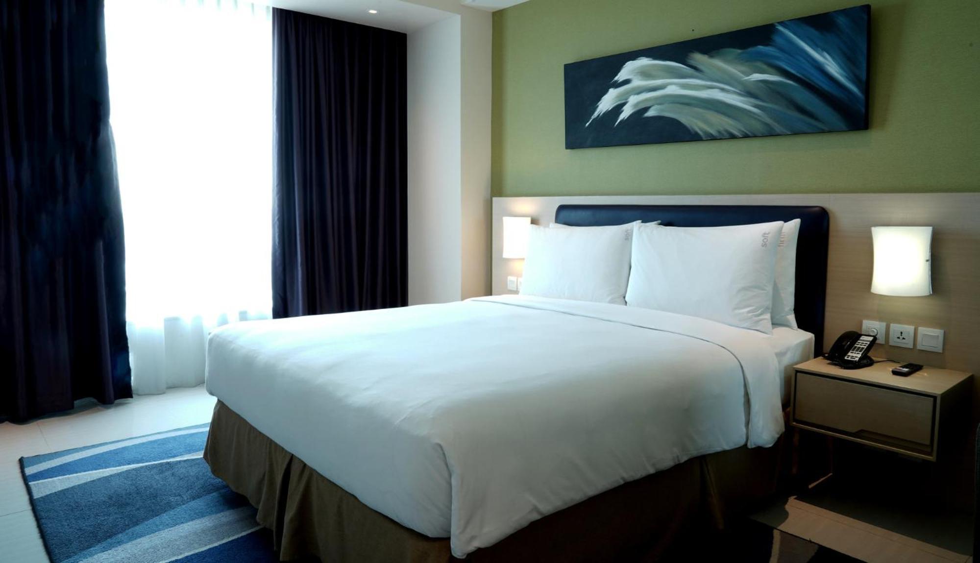 Holiday Inn Express Jakarta International Expo By Ihg Екстериор снимка