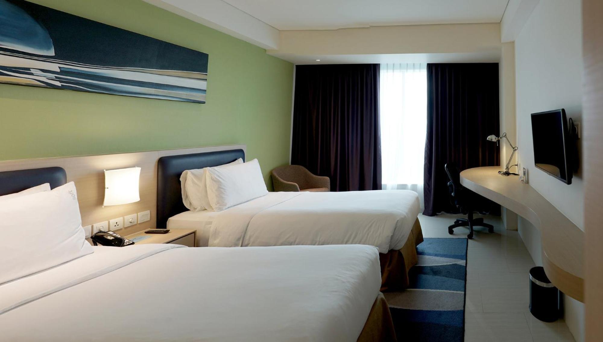 Holiday Inn Express Jakarta International Expo By Ihg Екстериор снимка